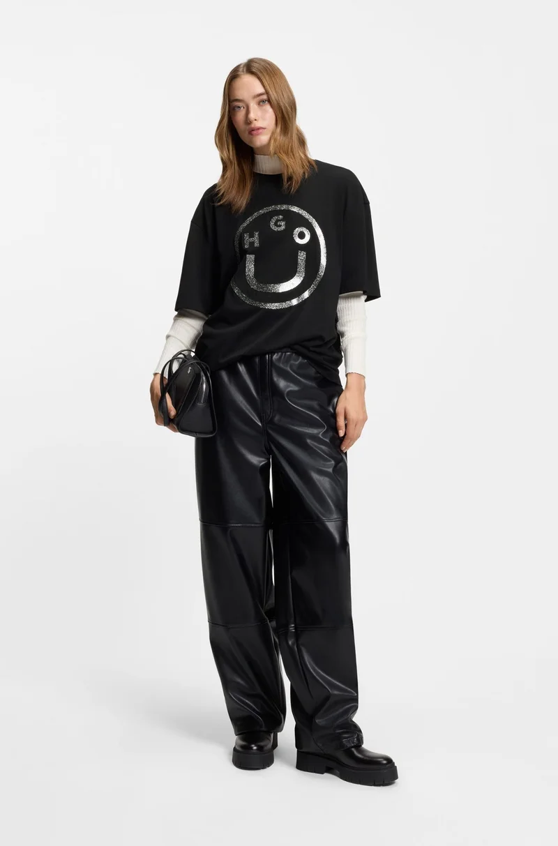 هوجو تيشيرت واسع من القطن بشعار هابي هوجو